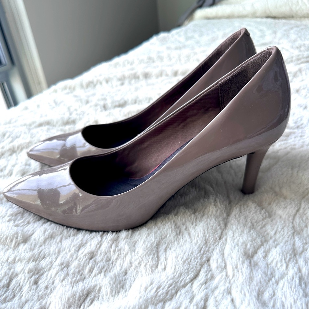 Rockport Total Motion Patent Leather Pump - Taupe 9.5/10